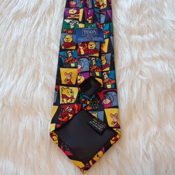 VINTAGE *POOH* WINNIE THE POOH NECKTIE 💚 - Picture 8 of 11